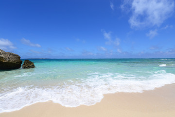 南国の美しいビーチと紺碧の空