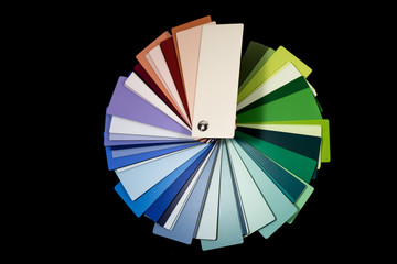 Obraz premium Farbfächer mit schwarzem Hintergrund