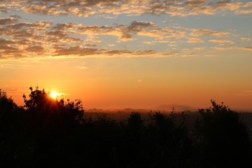 Sonnenaufgang mit Wolken und Nebel im Tal