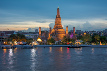 Fototapeta premium Świątynia Wat Arun o zachodzie słońca w Bangkoku w Tajlandii 3