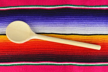 Tischdecke Mexikanische Küche mit mexikanischem Teppich als Dekoration © trinetuzun