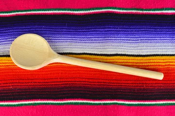 Fototapeten Mexicaans koken met mexicaans kleed als decoratie © trinetuzun