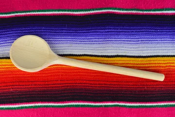 Gardinen Mexicaans koken met mexicaans kleed als decoratie © trinetuzun