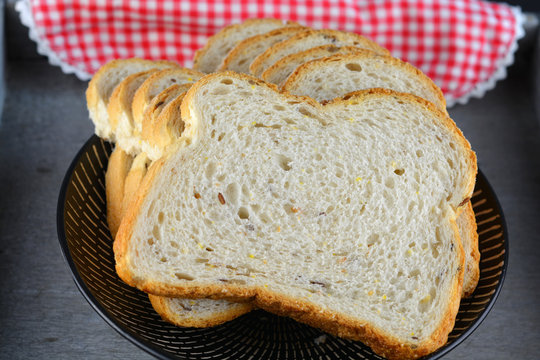 Boterhammen op een zwart bord met een rood met wit servet