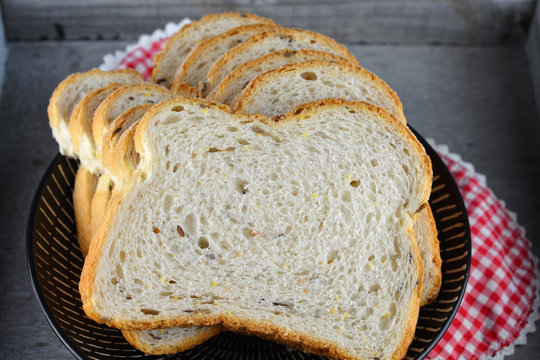 Boterhammen op een zwart bord met een rood met wit servet