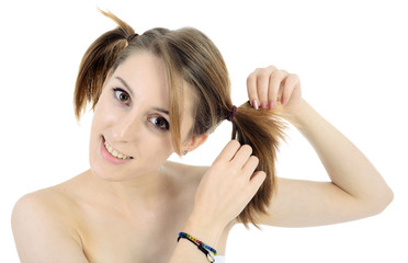 Teenager trägt Pigtails als Zöpfe