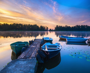 Przystań wędkarska wporannej mgle © Mike Mareen