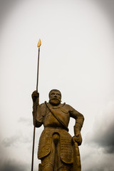 Statue mit Speer aus Stein