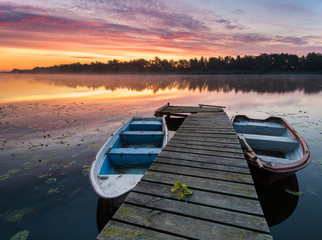 Przystań wędkarska wporannej mgle © Mike Mareen