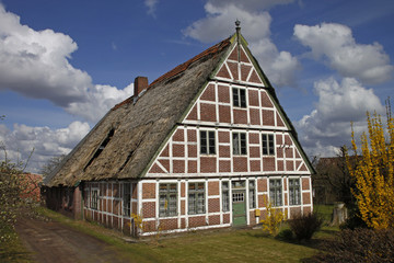 Fototapeta premium Fachwerkhaus im Alten Land