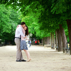 Fototapeta na wymiar Romantic loving couple n Luxembourg garden of Paris