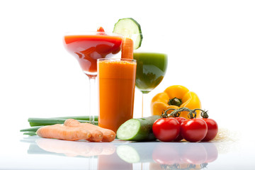 Gemüse Smoothies mit Tomate, Karotte, Gurke,  weißer Hintergrund