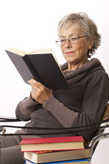 donna leggere seduta