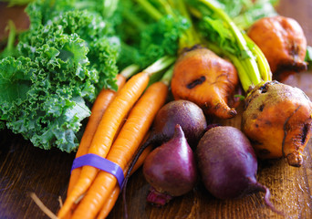 stapel groenten met wortelen, bieten en boerenkool