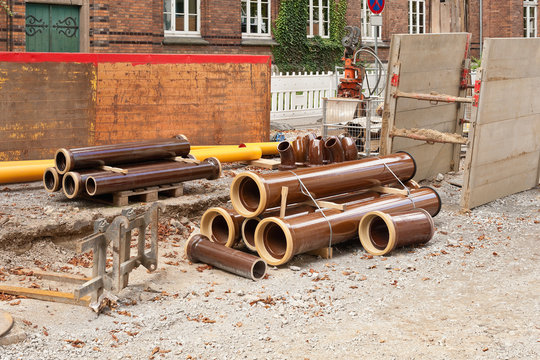 Strassenbauarbeiten - Rohre aus Ton und Verbauplatten