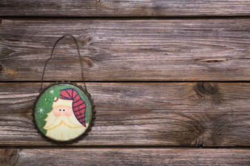 Alte Santa Kuchenform an einem Holz Hintergrund zu Xmas