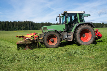 Traktor mäht Wiese