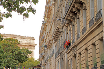 Fassadenfront in Paris nähe Arc de Triumph