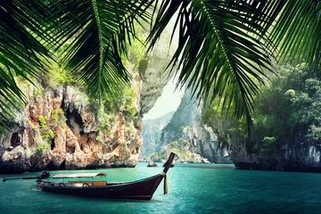 Foto auf Acrylglas Railay Strand, Krabi, Thailand langes Boot und Felsen am Strand in Krabi, Thailand?