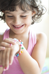 Niña sonriente con pulsera