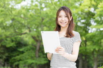 Fototapeta premium タブレットを見る女性