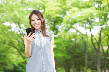 スマートフォンを見る女性