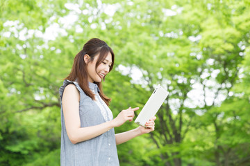 タブレットを見る女性