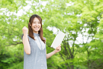 タブレットを見る女性