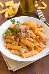 Rigatoni con tonno e salsa al pomodoro