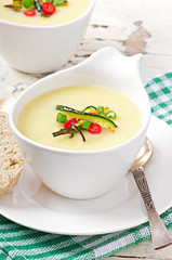 Zucchini cream soup with garlic and chilli