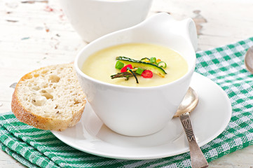 Zucchini cream soup with garlic and chilli