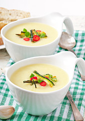 Zucchini cream soup with garlic and chilli