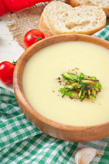 Zucchini cream soup with garlic and chilli