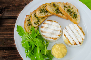 Grilled camembert with baguette