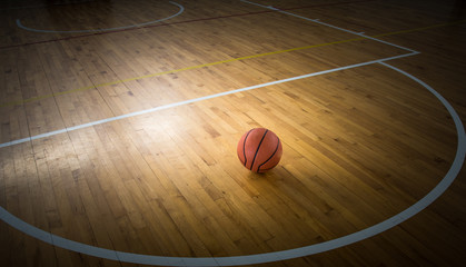 Ballon de basket au sol dans la salle de sport