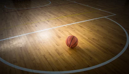 Papier Peint photo Sports de balle Ballon de basket au sol dans la salle de sport