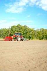 Getreideanbau, Schlepper mit Drillmaschine © Countrypixel