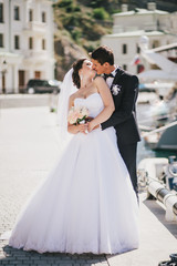 Naklejka premium Just married couple walking in small cove