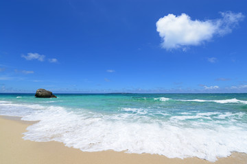 南国の美しいビーチと紺碧の空