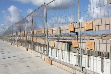 Obraz premium Bauzaun an einer Großbaustelle