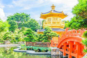 Obraz premium Gold Chinese pavilion at the park of Hong Kong