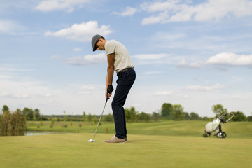 Obraz premium Young man playing golf