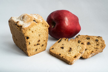 Apple and cake with raisins