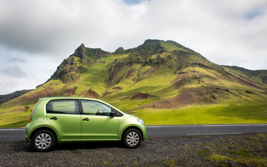 Fototapeta na wymiar Paysage Campagne route voiture islandaise Islande