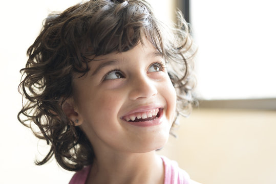 Ni&ntilde;a mirada feliz