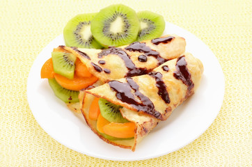 Crepes with kiwi and apricot slices