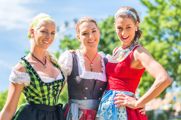 Freundinnen besuchen Volksfest haben Spaß 