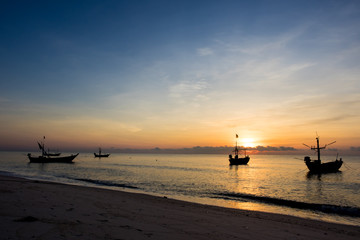 Fototapeta na wymiar The fishing boats on the sea in the morning.