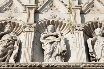 Obraz premium Duomo di Como - Statue