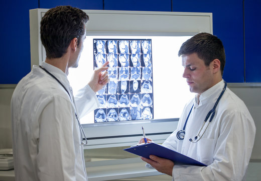 zwei Ärzte betrachten ein Röntgenbild